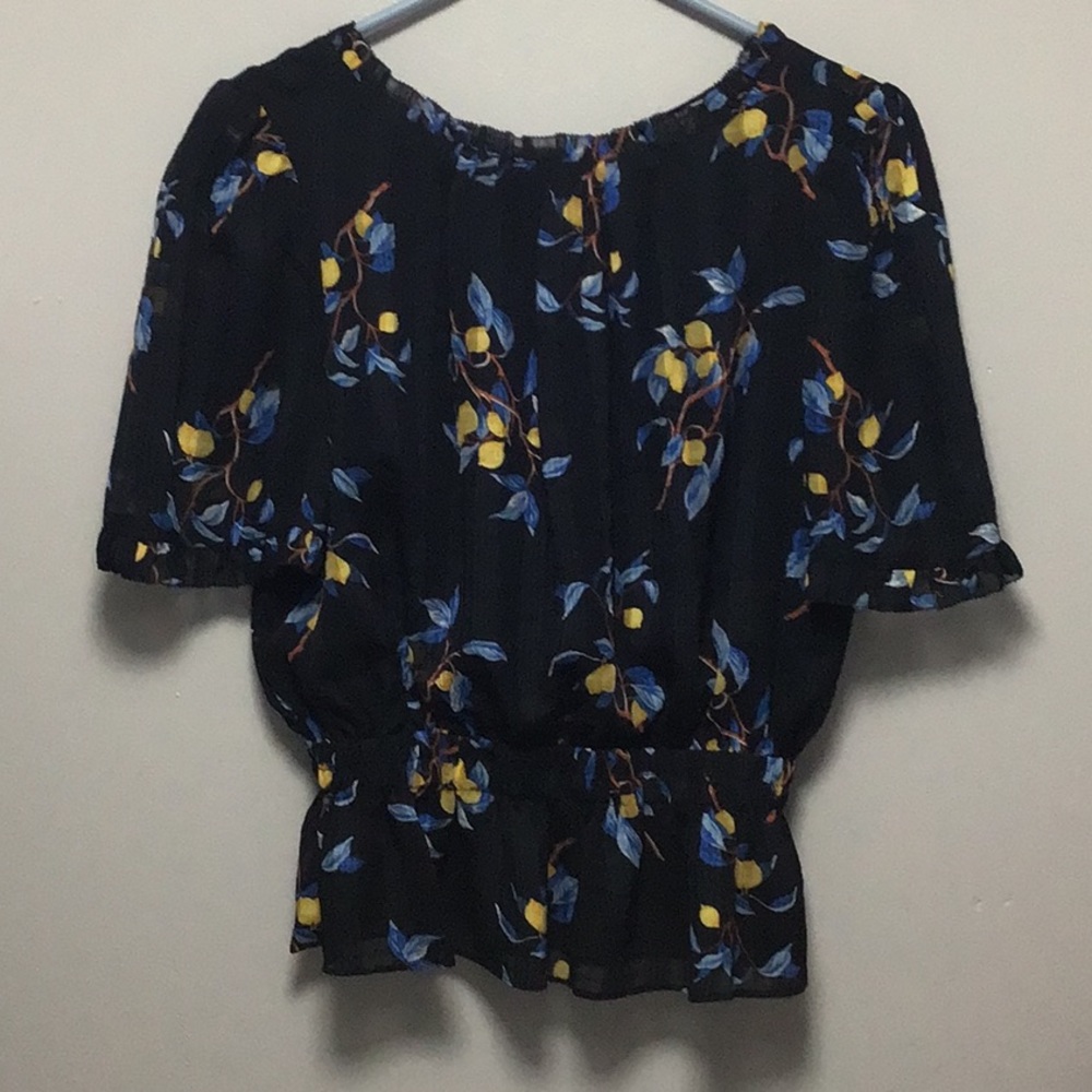 Premise cropped top size small in excellent condition. 🌻